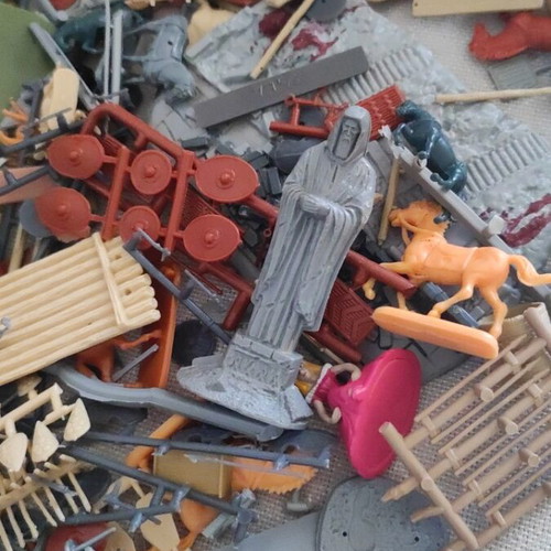 Modeling figures set with statues, horses, forts, shields, weapons