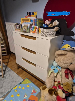 Baby dresser like new, HRA, 3 drawers, white with wooden legs