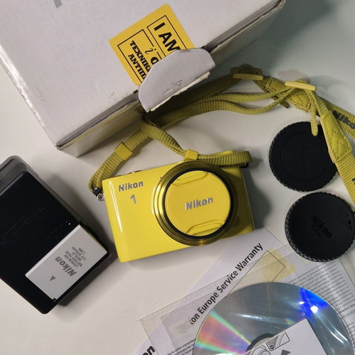 Nikon 1 S2 Mirrorless in rare yellow color like new, full kit