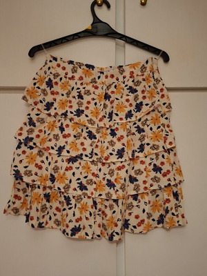 Mini floral skirt Happening size 34 like new with ruffles