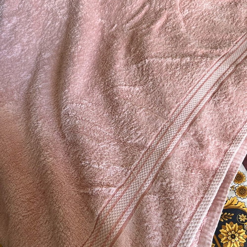 Pink bath towel like new, large