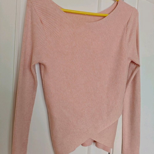 Slim pink sweater like new with 3 layerings size M