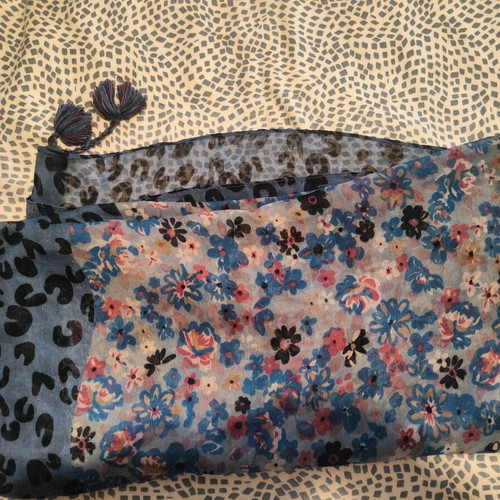 Scarf like new with leopard and floral gray pattern