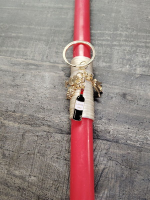 Candle with stainless steel vineyard-themed keychain new