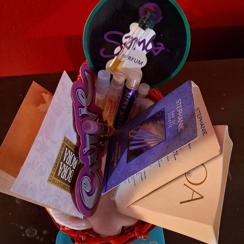 Perfume testers used, basket with 9 vintage and modern samples