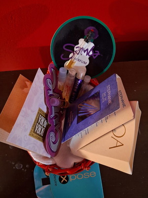 Perfume testers used, basket with 9 vintage and modern samples