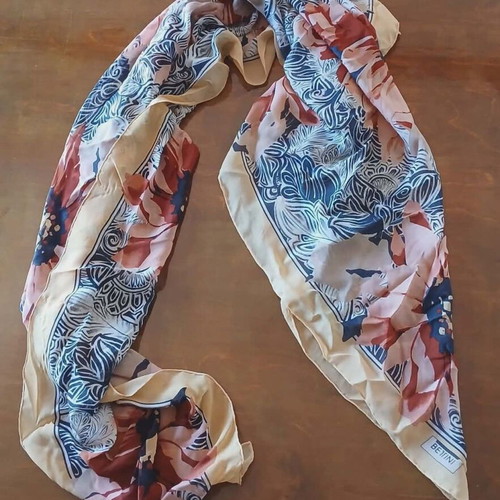 Women's scarf like new with artistic patterns and colors