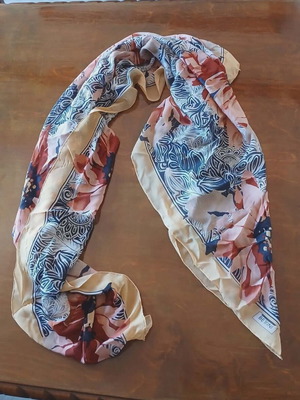 Women's scarf like new with artistic patterns and colors