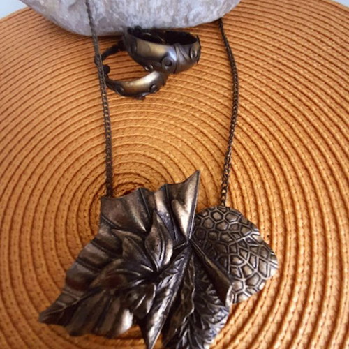 Set of earrings and necklace like new, bronze color