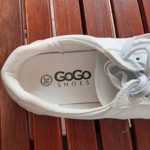 GoGo Shoes white athletic shoes size 36 used