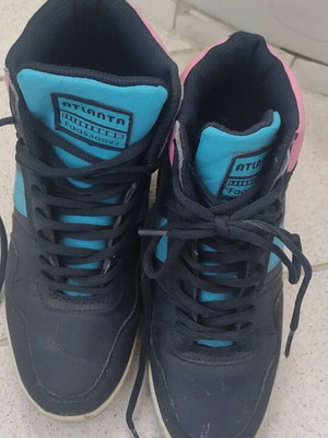 Women's athletic boots used, size 38