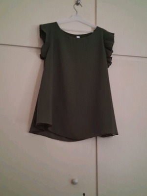 Women's summer blouse like new, khaki with ruffle sleeves