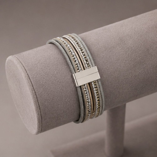 Axel bracelet like new, leather with rhinestones, magnetic clasp