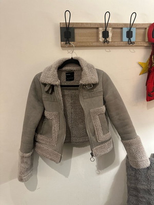 Bershka jacket with fur gray like new, size XS