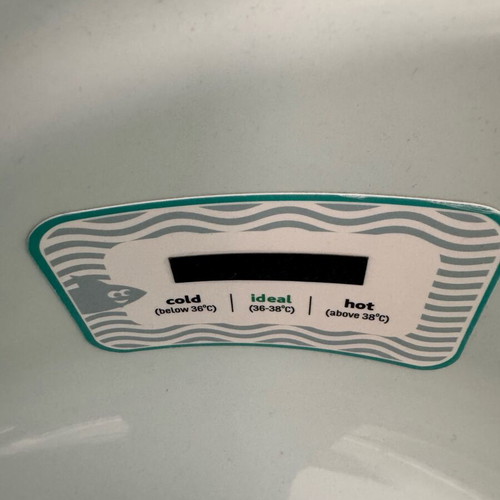 Kikka boo baby bath tub like new with thermometer