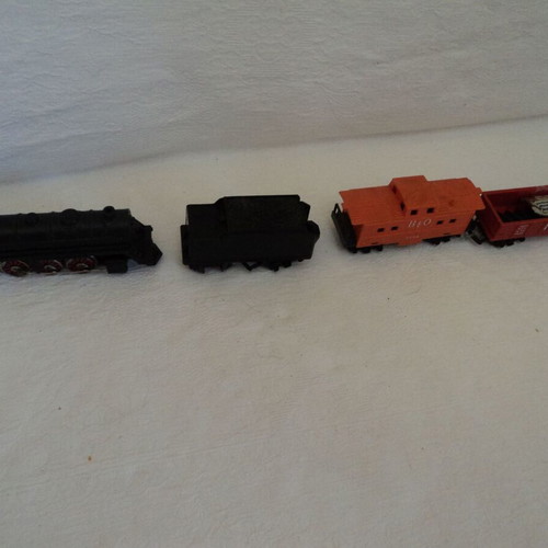 Train set used, engine with three wagons and tracks made in Japan