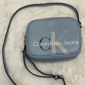 Calvin Klein γαλάζια τσάντα