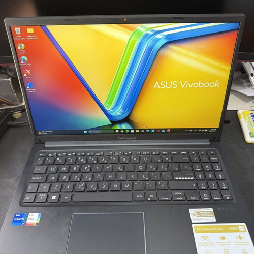 Asus Vivobook 15 X1504VA i7 16GB 512GB SSD like new