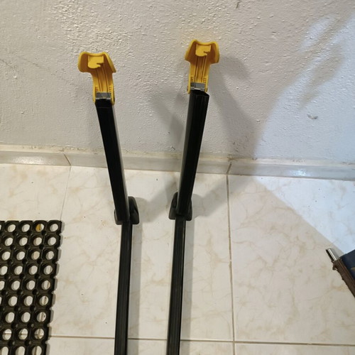 Ski roof racks like new for 3 skis