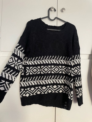 Black and white sweater used, size M/L with patterns