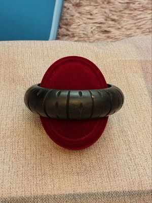 Vintage carved bangle bracelet like new, brown and black