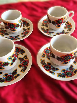 Chinese porcelain coffee cups set of 4 like new with saucers