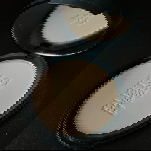 Dust and cream powder.