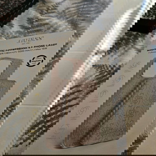 Θήκες iPhone 15 Pro Max σαν καινούργιες, 9 τεμάχια με powerbank και τζαμάκια Spigen