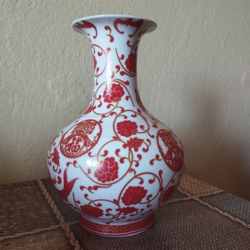 Chinese porcelain vase like new, medium size, high quality