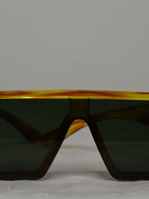 Square sunglasses used yellow and green