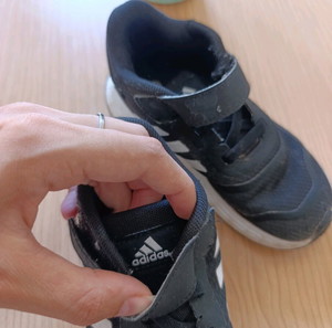 Παιδικά αθλητικά παπούτσια Adidas, μέγεθος 25, σε άριστη κατάσταση
