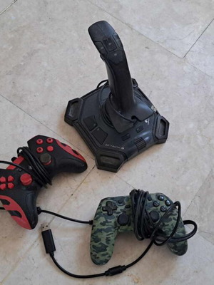 Joystick και 2 τηλεχειριστήρια gaming σε πολύ καλή κατάσταση