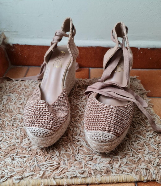  Exé ginekies platformes se stil espantrigias