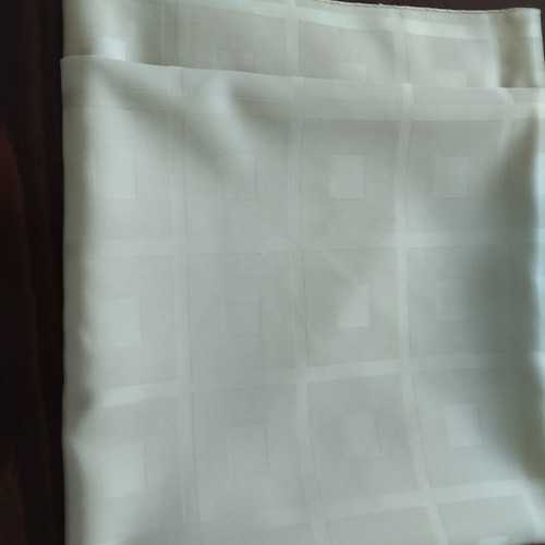 Tablecloth like new with dimensions 1.40x1.35