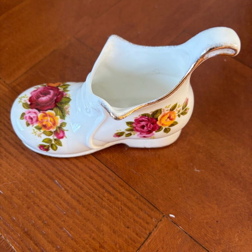 Porcelain boot England Old cottage rose like new