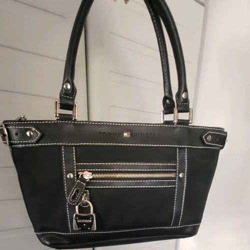 Τσάντα χειρός Tommy Hilfiger μαύρη σαν καινούργια