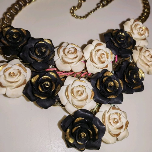 Black&white roses necklace used with chain Pull&bear