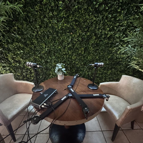 Rode Podmic microphones set of 2 with original stands and Behringer amplifier like new