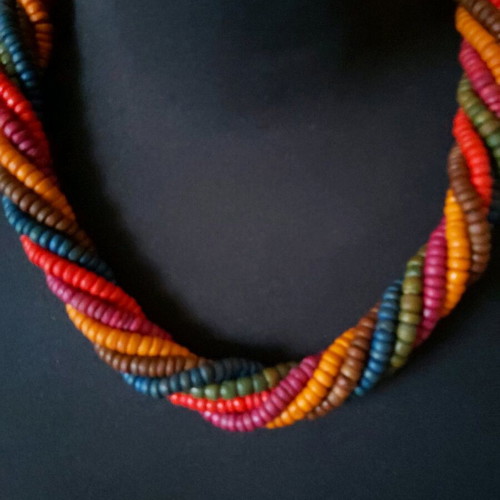 Wooden women's necklace used with colorful design