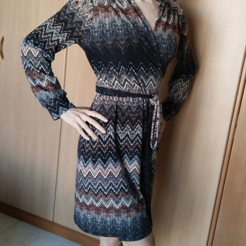 Dress with cross closure and zigzag pattern like new, gray multicolor