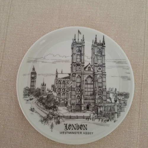Set of 2 London Landmark Plates like new, 10cm diameter