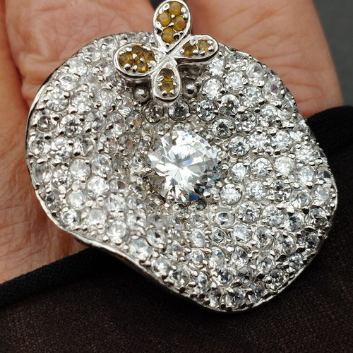 Ring Large Flower with Zircon like new