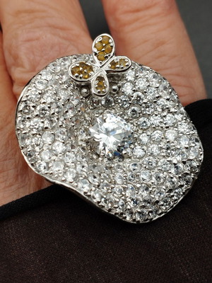 Ring Large Flower with Zircon like new