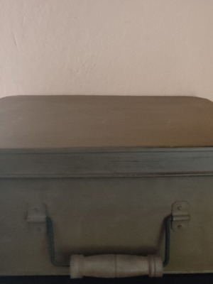 Vintage μεταλλική βαλίτσα σαν καινούργιο με ξύλινη λαβή και κουμπώματα