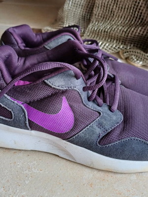 Αθλητικά Nike μωβ σαν καινούργια, μέγεθος 40,5 με διπλά κορδόνια