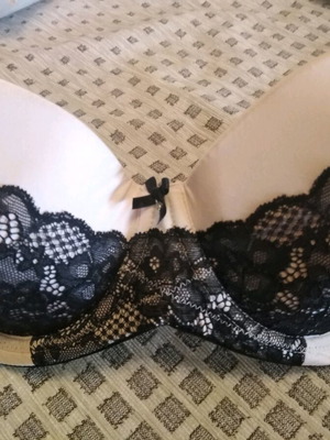 Bra in soft pink color with delicate lace like new