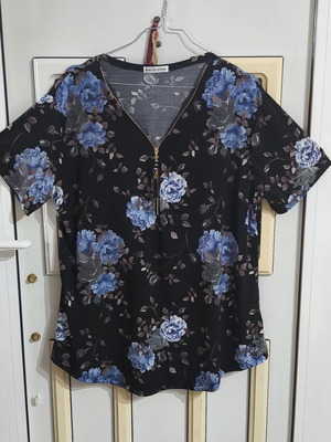 Viscose floral blouse like new with zipper, sizes M-XL