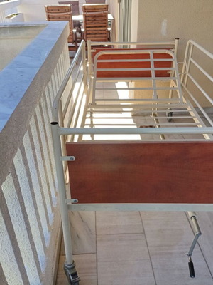 Νοσοκομειακό κρεβάτι σαν καινούργιο με μανιβέλα και ρόδες φρένων