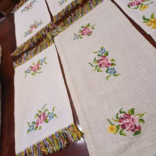 Hand-Embroidered Tablecloth Set new, pack of 5 pieces