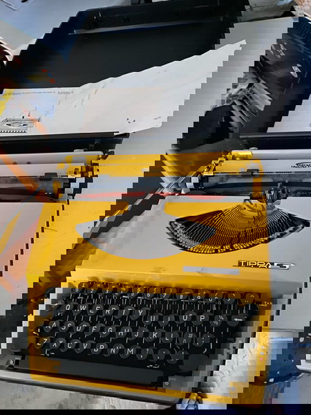 γραφομηχανή +2 πίνακες